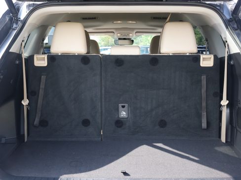 Used 2022 Toyota Highlander XLE FWD image 12