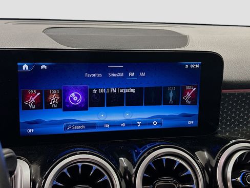 Used 2025 Mercedes-Benz GLB 250 4MATIC image 21