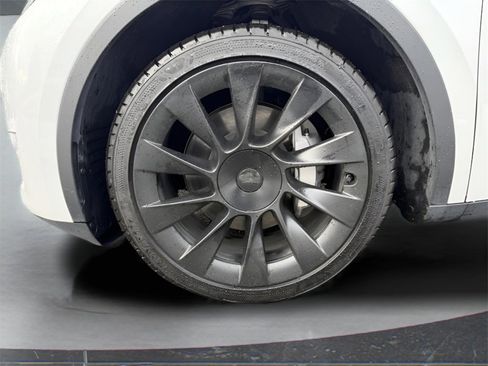 Used 2024 Tesla Model Y Long Range image 10