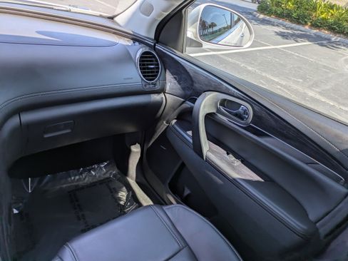 Used 2017 Buick Enclave Leather FWD image 16