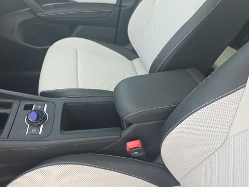 Certified 2025 Volkswagen Tiguan SE w/ Panoramic Sunroof Package FWD image 15