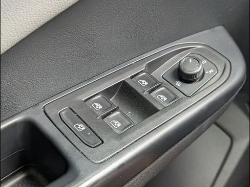 Used 2023 Volkswagen Taos SE w/ Panoramic Sunroof Package FWD image 11