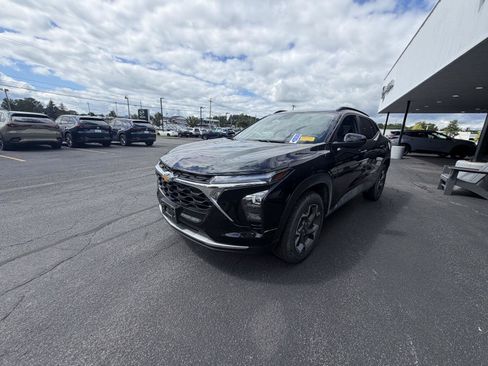 Used 2025 Chevrolet Trax LT w/ Driver Confidence Package FWD image 2