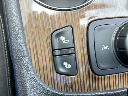 Used 2022 GMC Acadia SLE w/ Driver Convenience Package AWD/4WD image 26