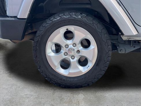 Used 2014 Jeep Wrangler Unlimited Sahara w/ Connectivity Group AWD/4WD image 23