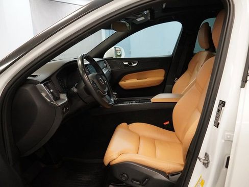 Used 2019 Volvo XC60 T5 Momentum w/ Multimedia Package image 5