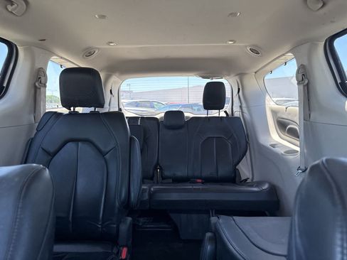 Used 2021 Chrysler Pacifica Touring-L FWD image 21