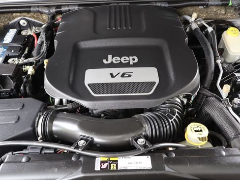 Used 2016 Jeep Wrangler Rubicon w/ Power Convenience Group AWD/4WD image 35