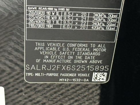 Used 2025 Land Rover Discovery S AWD/4WD image 17