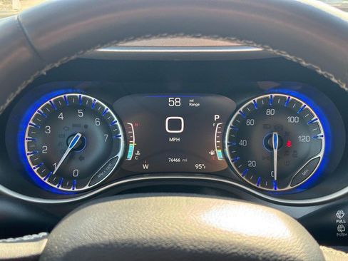 Used 2023 Chrysler Pacifica Touring-L FWD image 20