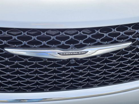 New 2026 Chrysler Pacifica Select image 3