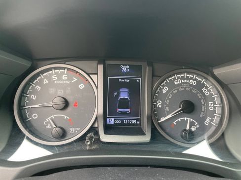 Used 2016 Toyota Tacoma TRD Off-Road w/ Towing Package AWD/4WD image 10