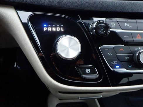 Used 2022 Chrysler Pacifica Touring-L image 22