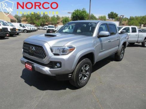 Used 2018 Toyota Tacoma TRD Sport w/ Technology Package image 2