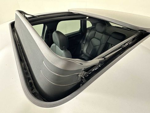 Certified 2025 Porsche Macan image 23