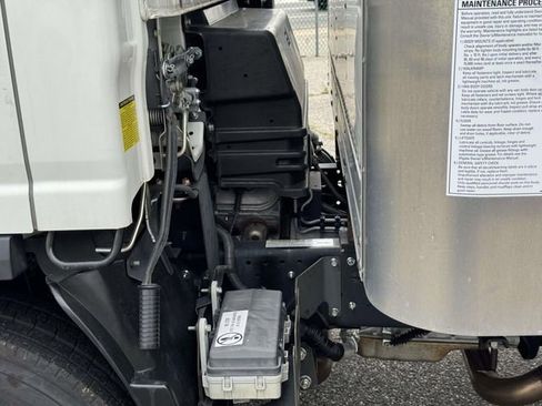 Used 2020 Isuzu NPR RWD image 19