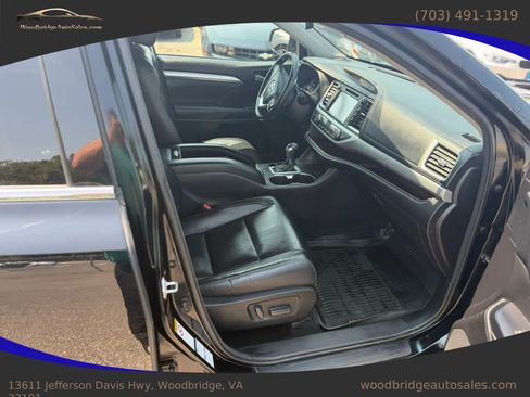 Used 2017 Toyota Highlander XLE AWD/4WD image 19