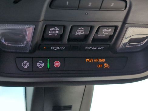 Used 2023 Chevrolet Traverse Premier FWD image 18