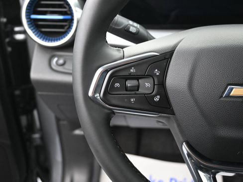 Used 2025 Chevrolet Trax LT w/ Sunroof Package image 11