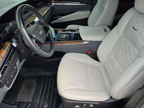 Used 2025 Cadillac Escalade Sport Platinum AWD/4WD image 11