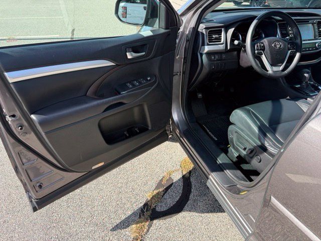 Used 2018 Toyota Highlander XLE AWD/4WD image 15