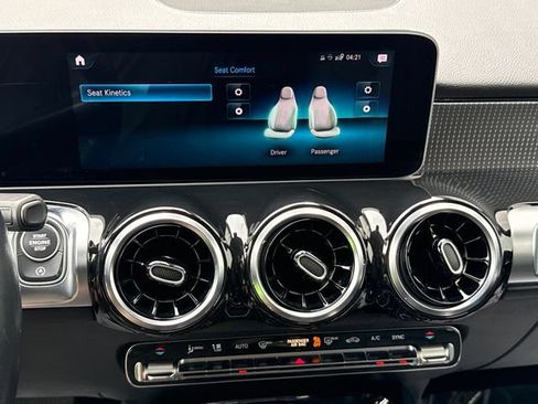Used 2021 Mercedes-Benz GLB 250 4MATIC w/ Premium Package image 35