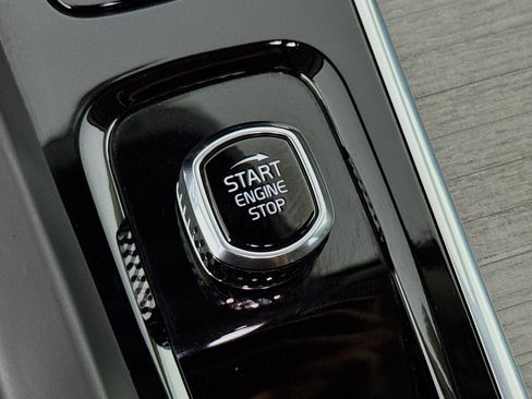 Used 2025 Volvo XC60 B5 Plus image 20