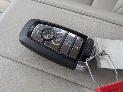 Used 2025 Lincoln Nautilus Premier AWD/4WD image 22