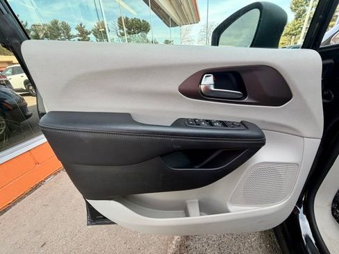Used 2023 Chrysler Voyager LX image 27