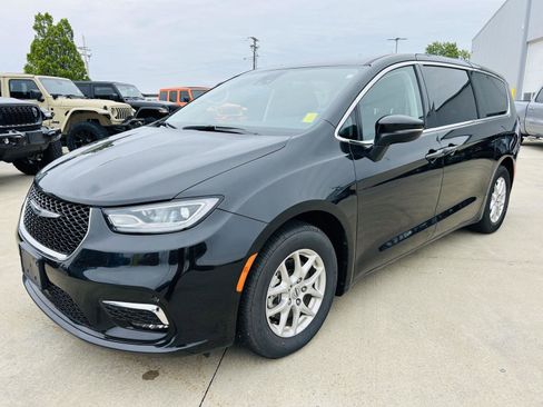 Used 2023 Chrysler Pacifica Touring-L FWD image 35