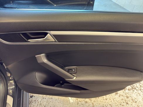 Used 2018 Volkswagen Passat 2.0T R-Line FWD image 23