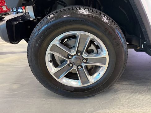 Used 2018 Jeep Wrangler Unlimited Sahara w/ Uconnect 4C Nav & Sound Group image 20