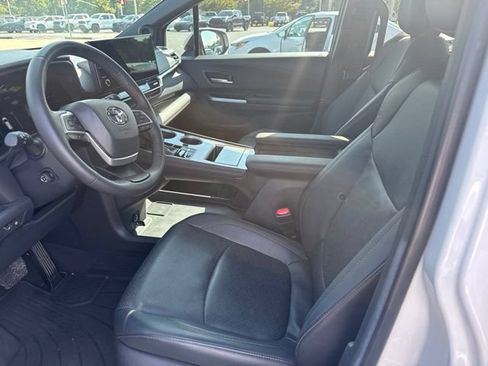Used 2025 Toyota Sienna Platinum FWD image 5