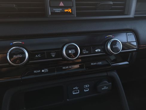 Used 2025 Honda Pilot TrailSport image 27