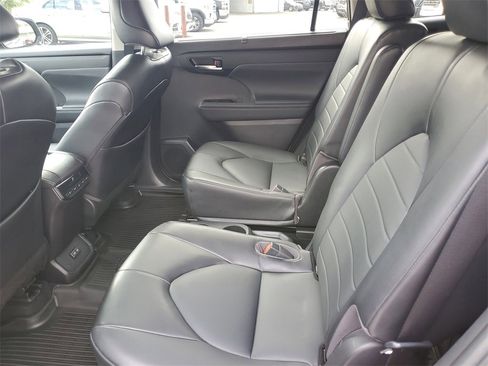 Used 2022 Toyota Highlander XLE image 13