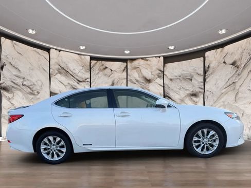 Used 2013 Lexus ES 300h w/ Luxury Pkg FWD image 4