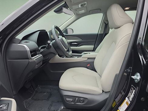 Used 2024 Toyota Grand Highlander XLE image 10