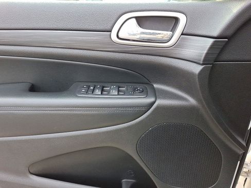 Used 2019 Jeep Grand Cherokee Laredo image 12