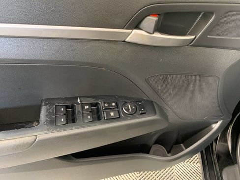 Used 2019 Hyundai Elantra SE w/ Winter Weather Package FWD image 14
