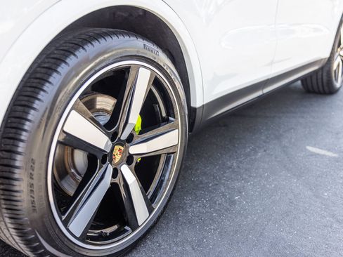 Certified 2024 Porsche Cayenne AWD/4WD image 28