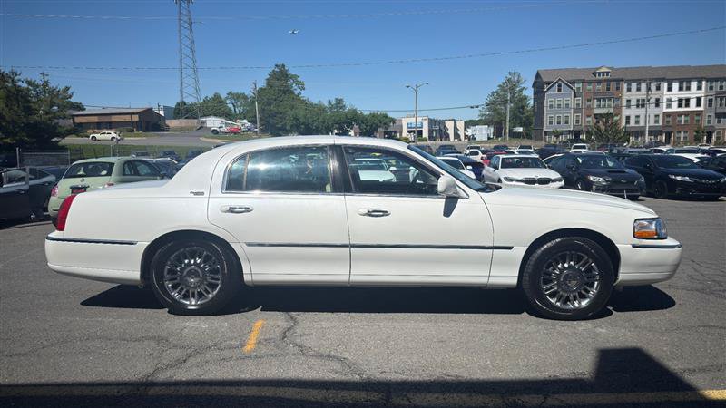 Used 2007 Lincoln Town Car Signature Limited RWD image 4