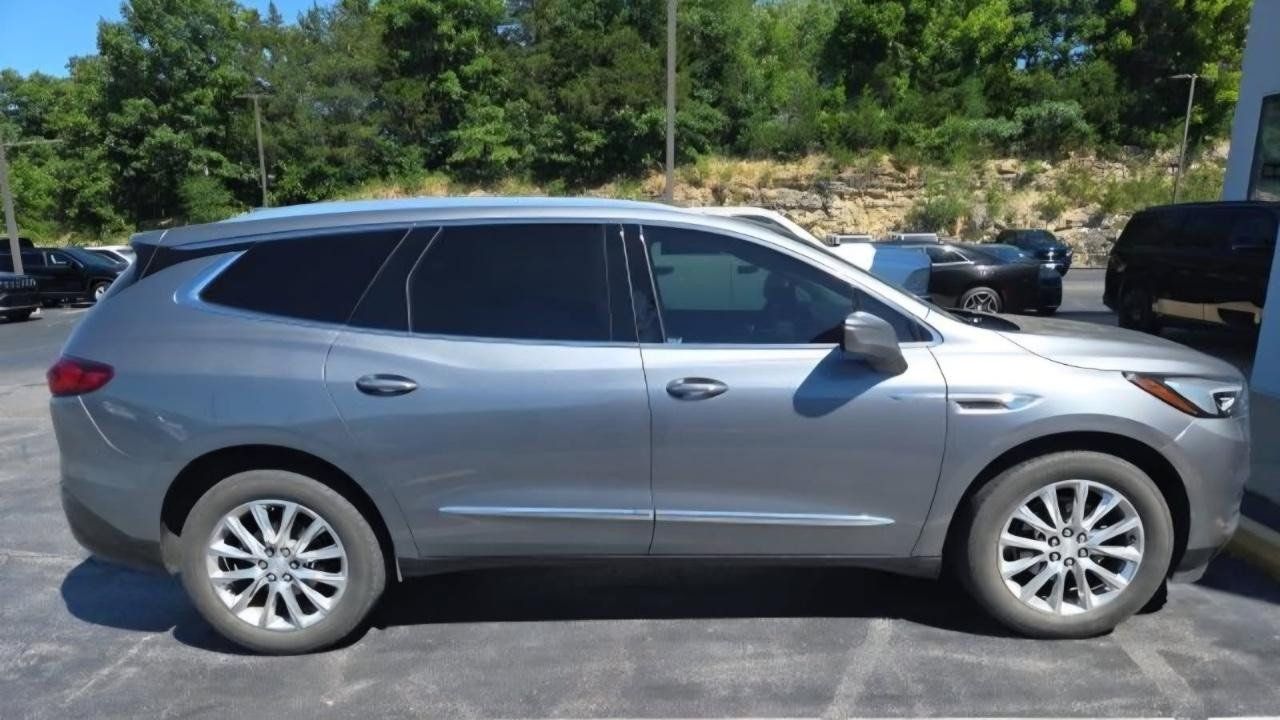 Used 2021 Buick Enclave Essence w/ Sound and Sites Package AWD/4WD image 3