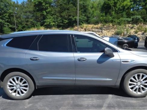 Used 2021 Buick Enclave Essence w/ Sound and Sites Package AWD/4WD image 3