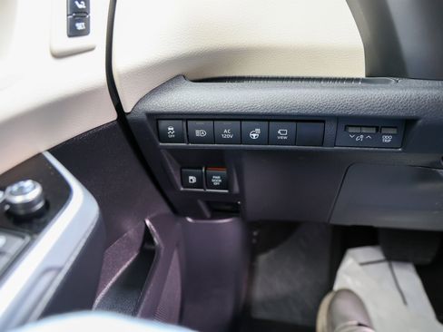 Used 2025 Toyota Sienna Platinum FWD image 18