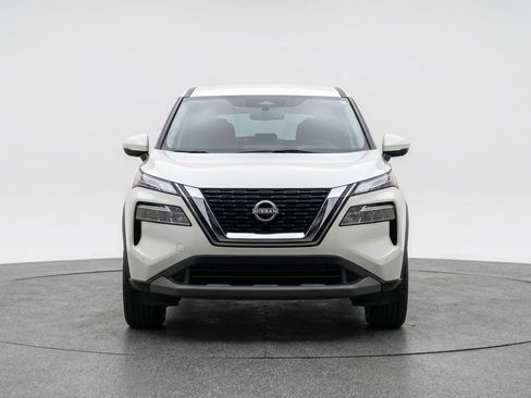 Used 2025 Nissan Rogue SV image 2