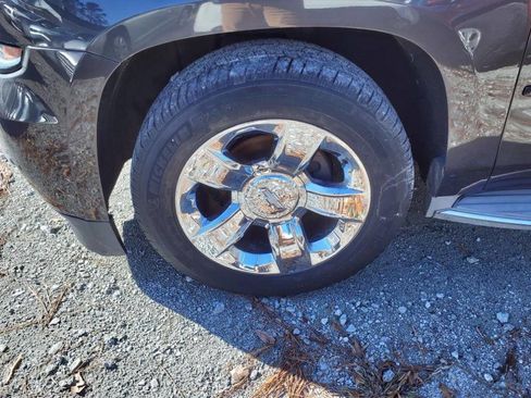 Used 2015 Chevrolet Suburban LTZ image 4