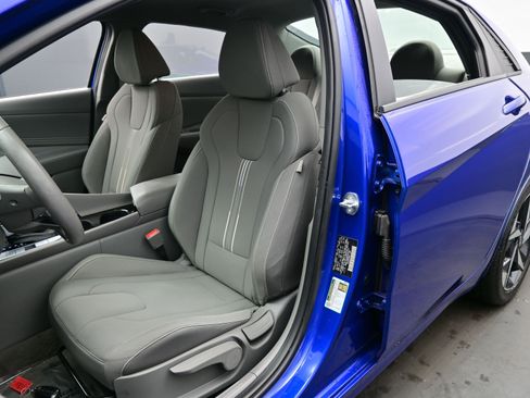 Used 2023 Hyundai Elantra SEL w/ Convenience Package image 11