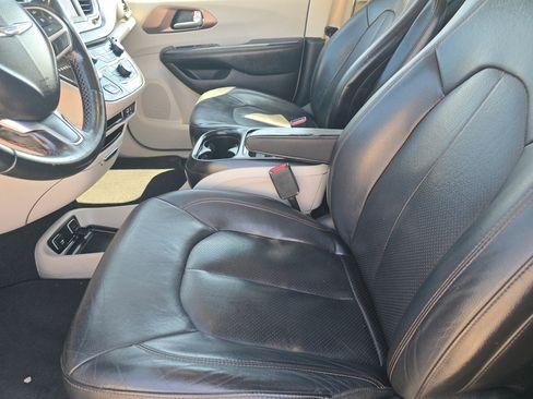 Used 2019 Chrysler Pacifica Touring-L image 10