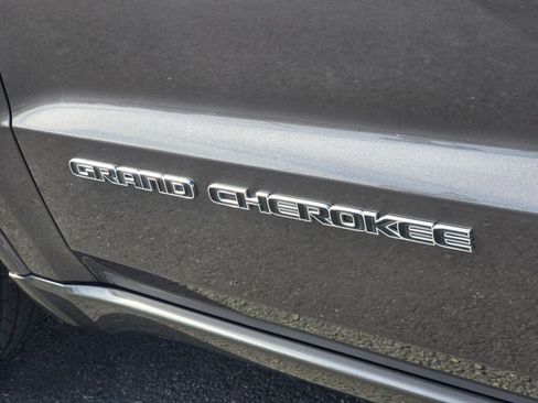 Used 2018 Jeep Grand Cherokee Limited AWD/4WD image 13