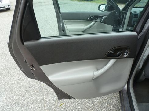 Used 2006 Ford Focus SE FWD image 24